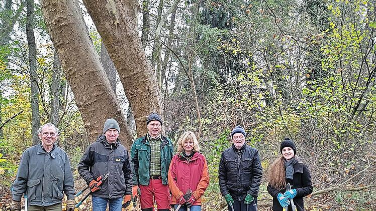 Beim Arbeitseinsatz dabei: BN-Kreisvorsitzender Anton Reinhardt (links) und seine Stellvertreterin Claudia Drenda (rechts).
