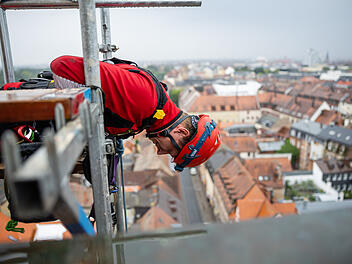 Spektakul&auml;re &Uuml;bung am Rathausturm: Person wird 45 Meter von der Feuerwehr abgeseilt
