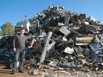 Frank Mölter steht vor einem Berg Edelstahl-Schrott, der mehr als 400.000 Euro wert ist.