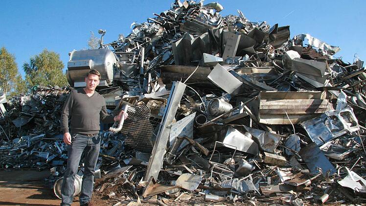 Frank Mölter steht vor einem Berg Edelstahl-Schrott, der mehr als 400.000 Euro wert ist.