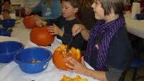 Kinder aus dem Höchstadter Paul-Gerhardt-Kindergarten waren zum Kürbisschnitzen eingeladen.