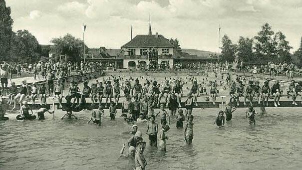 Stolz warb die Stadt Eltmann in den 50er Jahren mit ihrem Freibad, hier auf einer Postkarte. Im Hintergrund ist die Gastwirtschaft Stenglein zu sehen, die später abgebrochen wurde. Dort befinden sich heute der Eingangsbereich und die Sanitärräume des Freibades.  Fotos: Sabine Weinbeer
