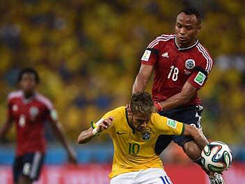 Das Foul: Der Kolumbianer Juan Zúñiga springe Neymar mit dem Knie voraus in den Rücken. Foto: Marius Becker, dpa