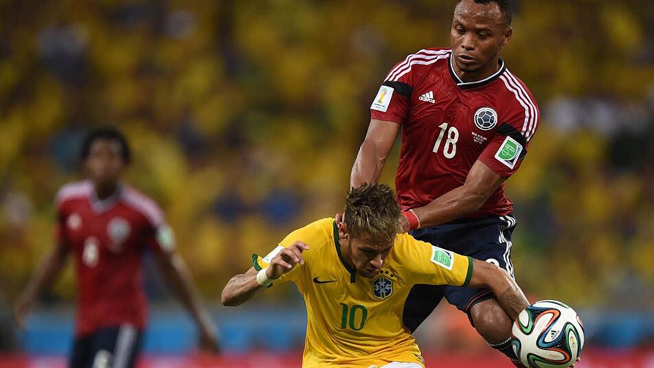 Das Foul: Der Kolumbianer Juan Zúñiga springe Neymar mit dem Knie voraus in den Rücken. Foto: Marius Becker, dpa