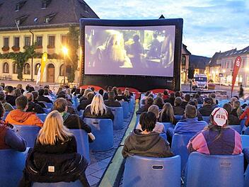 Bestens gewappnet: Am Samstag trotzten die Kinobesucher auch dem Regen. Foto: Gerda Völk