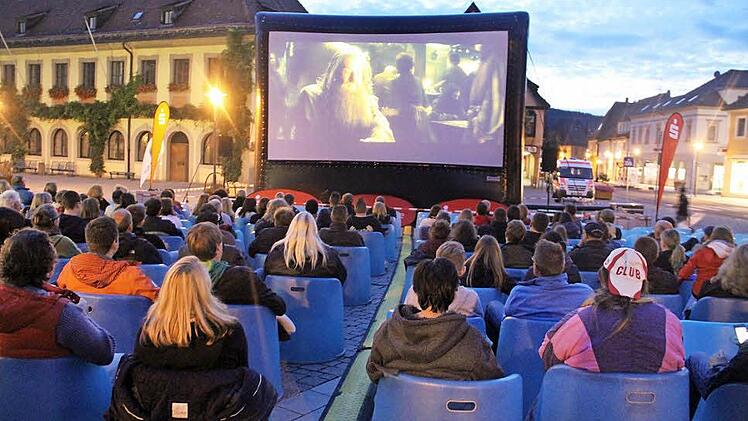 Bestens gewappnet: Am Samstag trotzten die Kinobesucher auch dem Regen. Foto: Gerda Völk