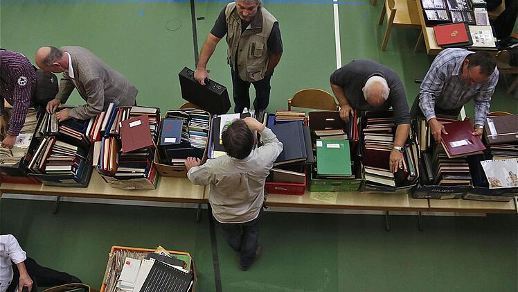 Zwischen Fachsimpeln und nach verborgenen Schätzen suchen: Aussteller in der Schwedenberghalle. Fotos: Gerd Schaar