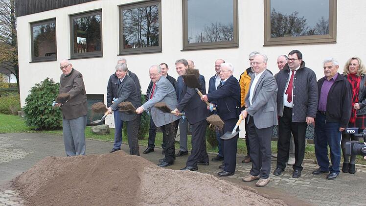Der offizielle Spatenstich Foto: Veronika Schadeck