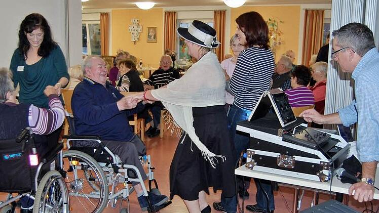 Fröhliche Stimmung und Erinnerungen an alte Zeiten: Senioren der Bad Bockleter Tagespflegeheims wünschen baldige Wiederholung der Ü70-Party