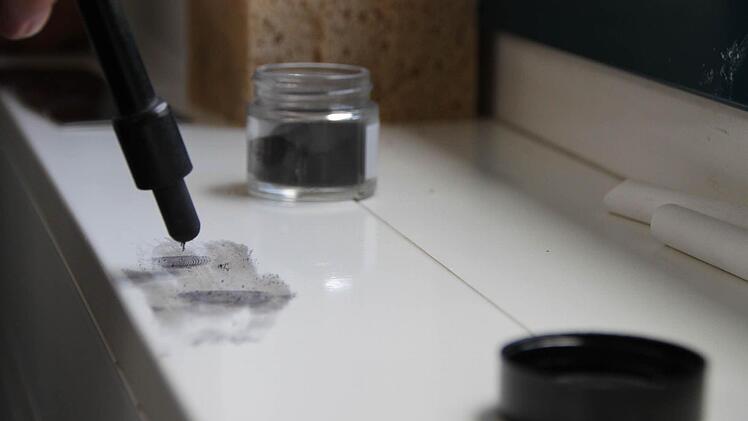 Mit einem Pinsel trägt Ermittler Steffen Trabert das Magnetpulver auf. Foto Ulrike Müller