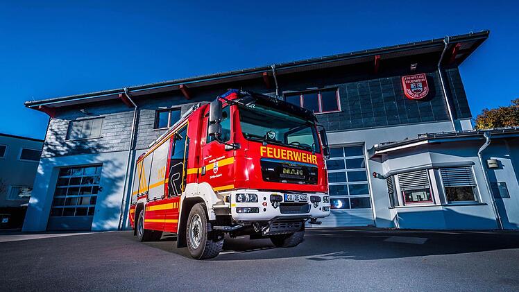 Die Feuerwehr Dörfles-Esbach ist gut aufgestellt: Neben dem neu gebauten Feuerwehrgerätehaus, kann die Feuerwehr auf ein HLF20 von Rosenbauer Baujahr 2014 sowie auf ein LF 16/12 Baujahr 1992 und ein MZF Baujahr 2006 zurück greifen.  Foto: Uli Präcklein
