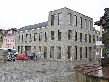 Der Neubau der Sparkasse am Markt ist so gut wie fertig und wird im März eingeweiht. Foto: Rainer Lutz