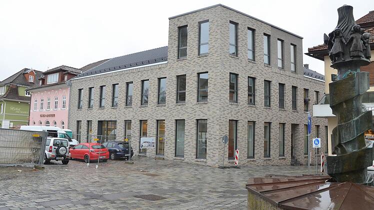 Der Neubau der Sparkasse am Markt ist so gut wie fertig und wird im März eingeweiht. Foto: Rainer Lutz