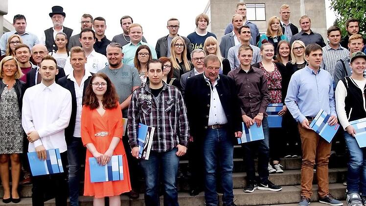 Die Junghandwerker und Junghandwerkerinnen durften nach ihrer erfolgreichen Ausbildung ihren Gesellenbrief in Empfang nehmen; links Kreishandwerksmeister Hans Georg Häfner. Fotos: Günther Geiling