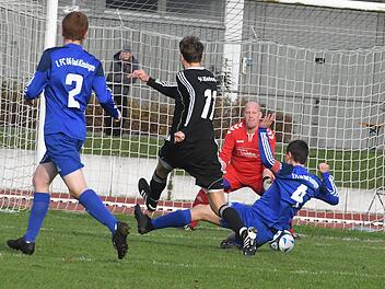 Mit dem Glück des Tüchtigen verteidigt hatten die 06er um (von links) Jonas Schmitt, Keeper Jörg Schaffelhofer und Christian Heilmann im Landkreis-Derby gegen Philipp Dorn (im Bild) und seinen SV Riedenberg.Hopf