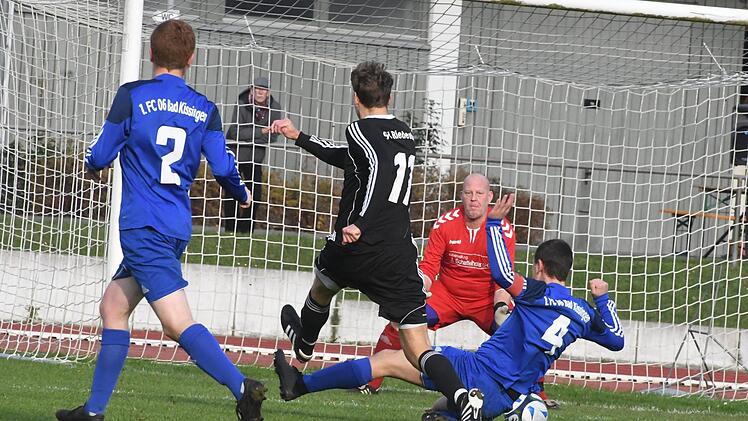 Mit dem Glück des Tüchtigen verteidigt hatten die 06er um (von links) Jonas Schmitt, Keeper Jörg Schaffelhofer und Christian Heilmann im Landkreis-Derby gegen Philipp Dorn (im Bild) und seinen SV Riedenberg.Hopf