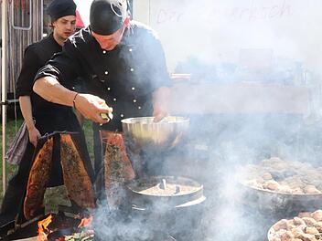 Jeder Grillmeister hatte seine eigene Spezialität mitgebracht. Foto: Blum
