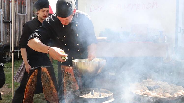 Jeder Grillmeister hatte seine eigene Spezialität mitgebracht. Foto: Blum