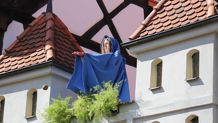 Maria (Caro Schwarz) fängt die Kugeln auf. Thomas Malz