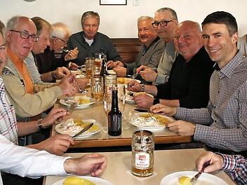 Stefan Müller (zweiter von rechts) nahm die Einladung an, die Bernhard Schwab (Zweiter von links) zusammen mit dem Stammtisch ausgesprochen hatte.  Fotos: Bernhard Panzer