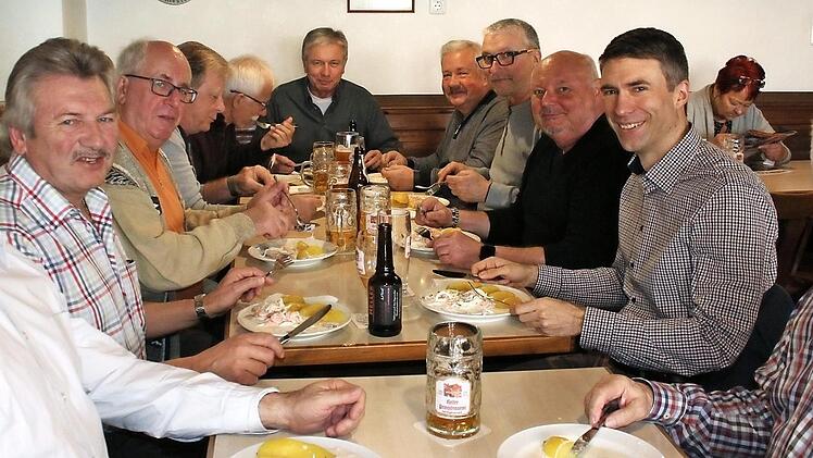 Stefan Müller (zweiter von rechts) nahm die Einladung an, die Bernhard Schwab (Zweiter von links) zusammen mit dem Stammtisch ausgesprochen hatte.  Fotos: Bernhard Panzer