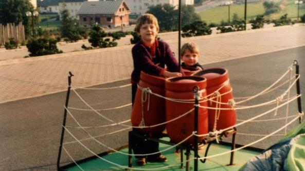 Die S&ouml;hne Peter und Andreas Wetzel in der Gondel f&uuml;r die Flucht in den Westen