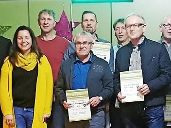 Der FC-Schriftf&uuml;hrer Benjamin Schraven, Vorsitzender Alexander Klauer und die Dritte Vorsitzende Nancy Viering (von links) ehrten langj&auml;hrige Vereinsmitglieder des 1. FC Knetzgau. Foto: Christian Zimmerer