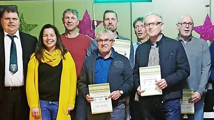 Der FC-Schriftf&uuml;hrer Benjamin Schraven, Vorsitzender Alexander Klauer und die Dritte Vorsitzende Nancy Viering (von links) ehrten langj&auml;hrige Vereinsmitglieder des 1. FC Knetzgau. Foto: Christian Zimmerer