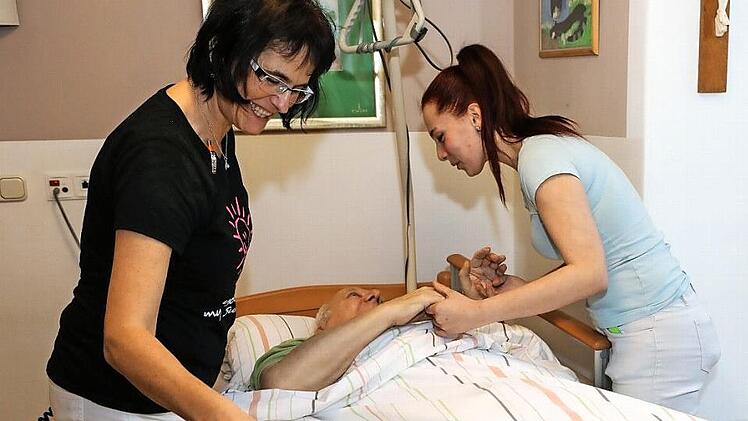 Sandra Weiß (links) und Silke Funk kümmern sich um einen Bewohner des Wichernheimes.  Foto: Barbara Herbst