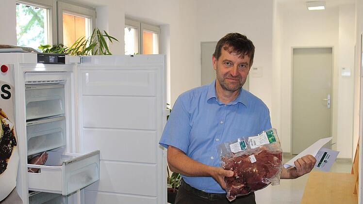Forstbetriebsleiter Stephan Keilholz präsentiert frisch zerlegtes Fleisch.