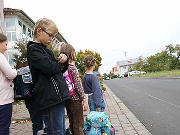 Kinder zeigen, wo sie immer in den Bus eingestiegen sind.  Die Gregor-Stolz-Straße wird jetzt nicht mehr angefahren. Foto: Arkadius Guzy