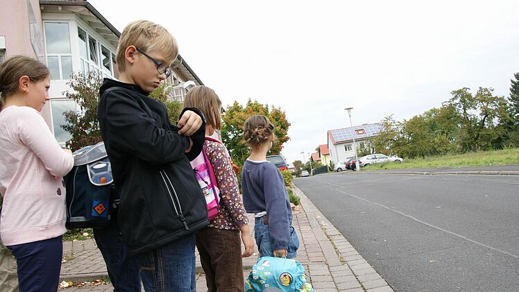 Kinder zeigen, wo sie immer in den Bus eingestiegen sind.  Die Gregor-Stolz-Straße wird jetzt nicht mehr angefahren. Foto: Arkadius Guzy