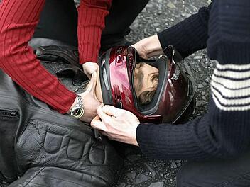 Ersthelfer müssen bei Motorradunfällen besonders sensibel mit Verletzten umgehen. Dennoch sollte keiner davor zurückschrecken zu helfen. Denn nur wer gar nichts tut, handelt eindeutig falsch.