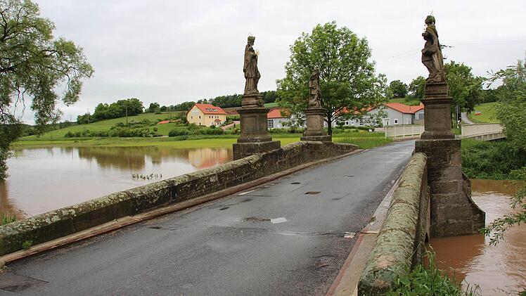 Die Barockbrücke bei Frickendorf, die über die Baunach führt.