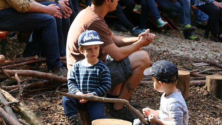 Rund um den Waldkindergarten: glückliche Kinder auf Entdeckungsreise in der Natur