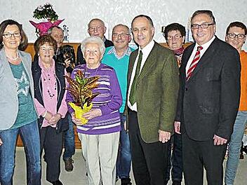 Jetta Kraus (vorne) im Kreis der Gratulanten, darunter (vorne, von rechts) stellvertretender Landrat Dieter Schaar und Bürgermeister Franz Uome.  Foto: Klaus-Peter Wulf