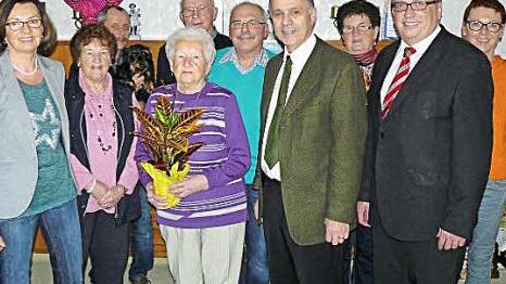 Jetta Kraus (vorne) im Kreis der Gratulanten, darunter (vorne, von rechts) stellvertretender Landrat Dieter Schaar und Bürgermeister Franz Uome.  Foto: Klaus-Peter Wulf