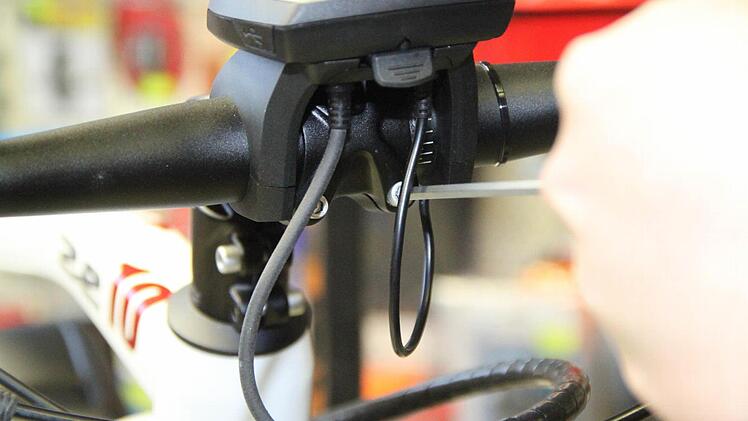 Check: Alle Schrauben am Lenker nachziehen. Foto: Jürgen Gärtner