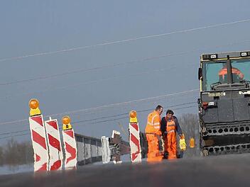 Die Kreisstraße nach Oberbrunn war am Freitag wegen Asphaltierungsarbeiten komplett gesperrt.  Foto: Anja Greiner