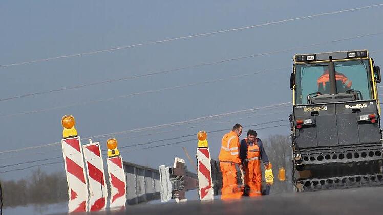 Die Kreisstraße nach Oberbrunn war am Freitag wegen Asphaltierungsarbeiten komplett gesperrt.  Foto: Anja Greiner