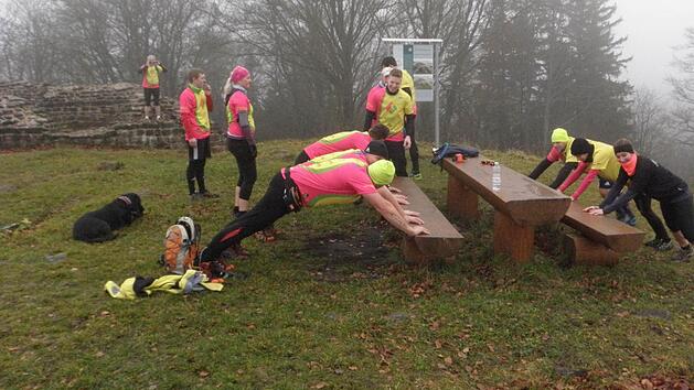 Teamgeist wird gro&szlig;geschrieben: Eine Gruppe trainiert auf dem Plateau der Osterburgruine oberhalb von Bischofsheim f&uuml;r den Braveheartbattle im M&auml;rz. Foto: Barbara Enders