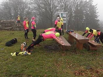 Teamgeist wird großgeschrieben: Eine Gruppe trainiert auf dem Plateau der Osterburgruine oberhalb von Bischofsheim für den Braveheartbattle im März. Foto: Barbara Enders
