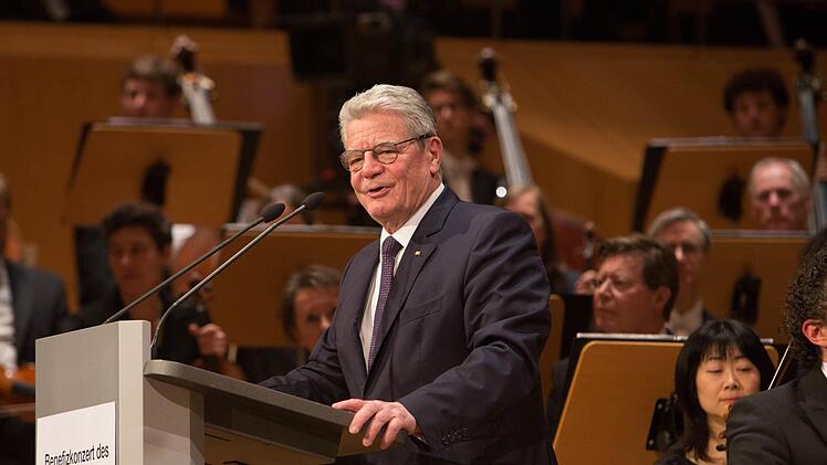 Vor dem Konzert: Bundespräsident Joachim Gauck spricht über regionale Kultur und gute Taten. Foto: Barbara Herbst