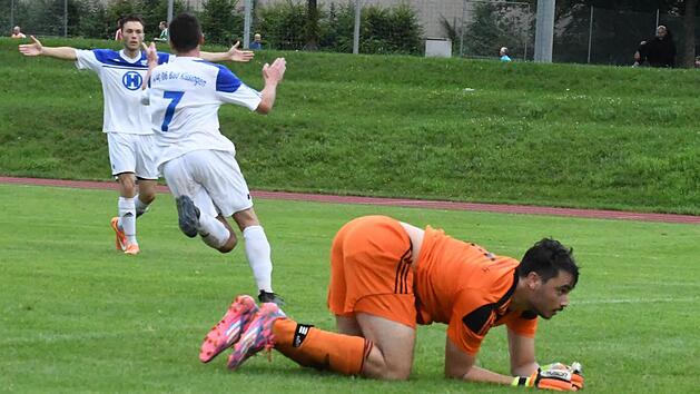 Im Hinspiel jubelte der FC 06 Bad Kissingen um Andrei Puscas und Erwin Gergely (von links). Nichts zu lachen hatte dagegen Dampfachs Keeper Jason K&uuml;rschner (rechts), der bei der 2:5-Niederlage mehrmals den Ball aus dem Netz fischen musste. Foto: Hopf