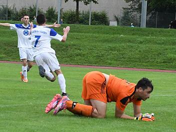 Im Hinspiel jubelte der FC 06 Bad Kissingen um Andrei Puscas und Erwin Gergely (von links). Nichts zu lachen hatte dagegen Dampfachs Keeper Jason K&uuml;rschner (rechts), der bei der 2:5-Niederlage mehrmals den Ball aus dem Netz fischen musste. Foto: Hopf