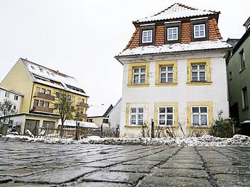 Schon seit Jahren steht dieses Haus in der Andreas-Limmer-Straße 23 leer. Inzwischen ist es ihm auch anzusehen. Fotos: Marian Hamacher