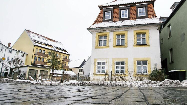 Schon seit Jahren steht dieses Haus in der Andreas-Limmer-Straße 23 leer. Inzwischen ist es ihm auch anzusehen. Fotos: Marian Hamacher