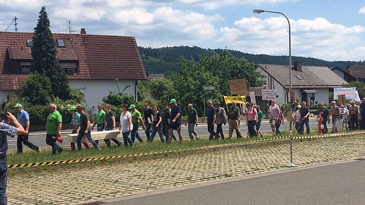 Die Demonstranten zogen durch Neukenroth hin zum Veranstaltungsort.