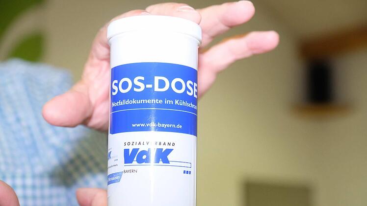 Die SOS-Dose für den Kühlschrank mit wichtigen Informationen. Foto: Gerd Schaar