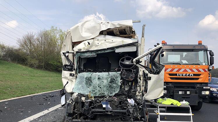 Am Dienstagmittag hat sich ein schwerer Lkw-Unfall auf der A9 bei Lauf ereignet. Foto: Schmelzer/NEWS5